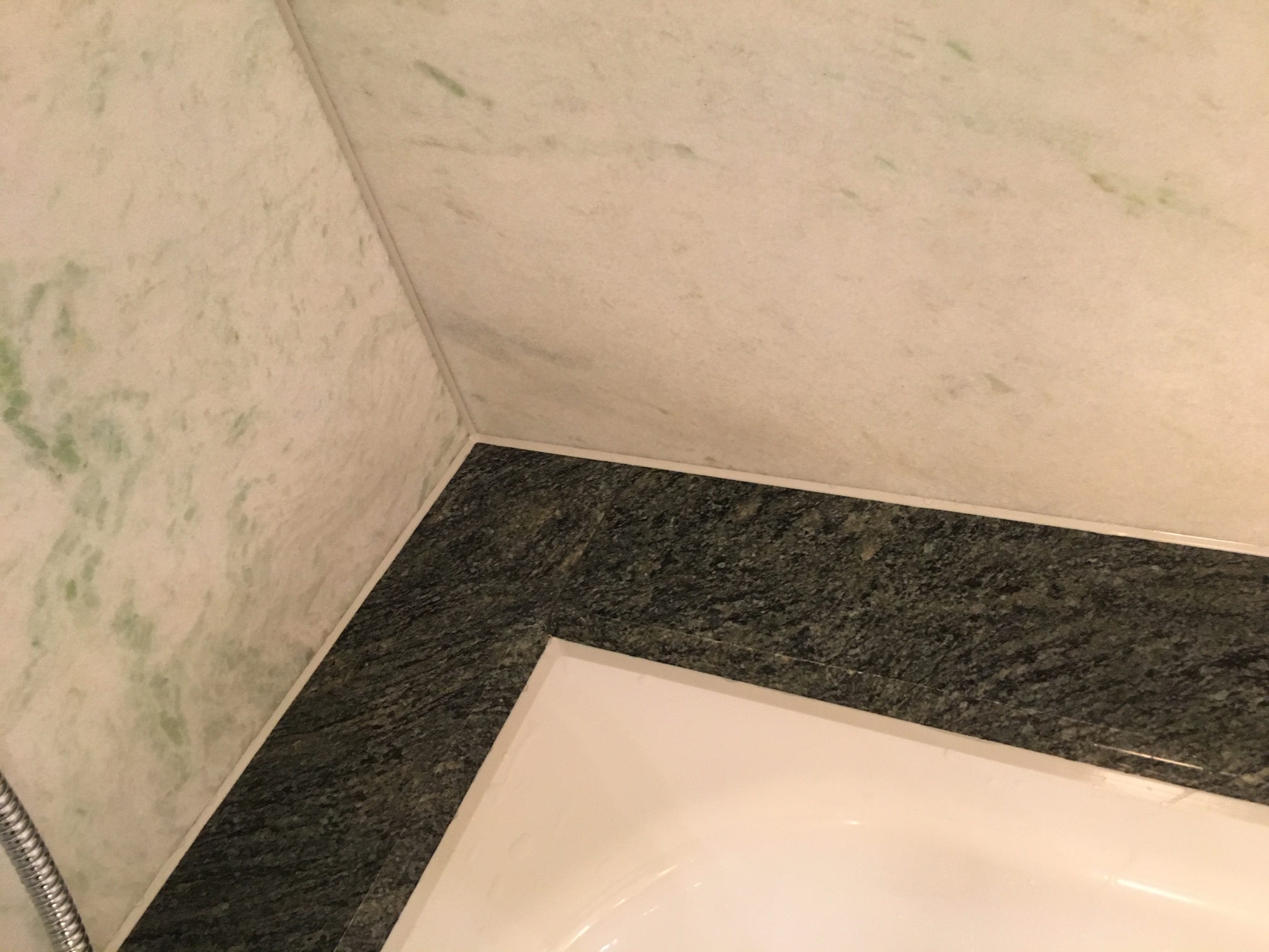 Silikonfugen im Badezimmer erneuern